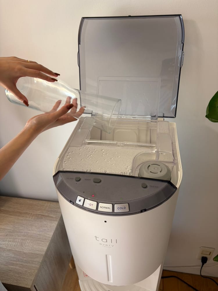 ピッチャーでエブリィフレシャス tallに水道水を補充するところ